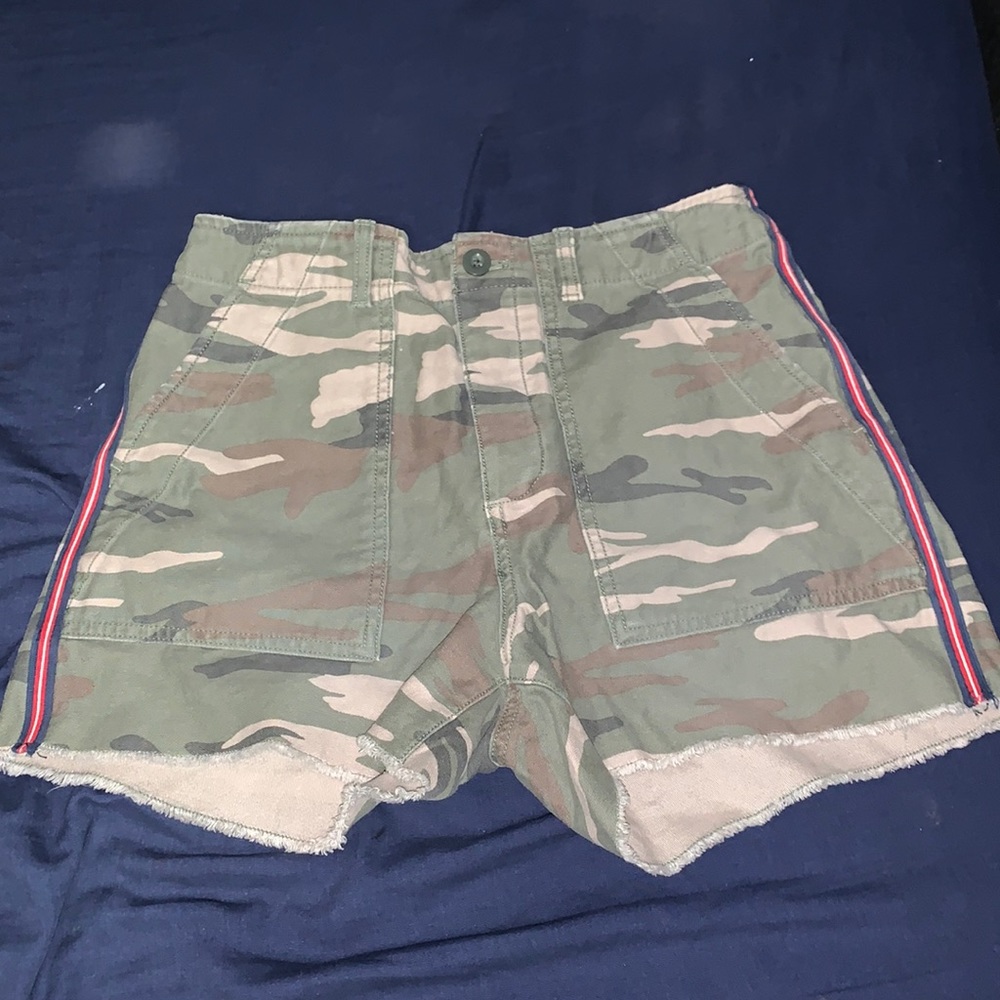 Camo shorts with four buttons